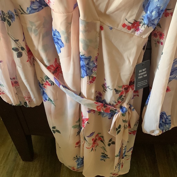 New with tags!!! Express dress, sheer sleeves , tie belt - Picture 4 of 5